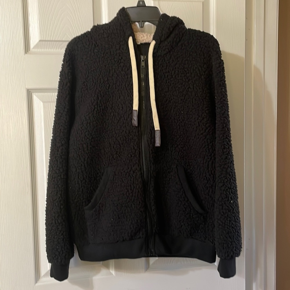 Fuzzy teddy bear fleece jacket. Size XL but fits like a small / medium.‎
